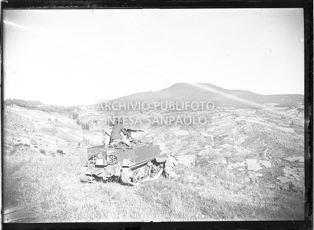 Militari su un carro armato nei pressi di Abbadia San Salvatore nei giorni successivi alla tentata insurrezione e all'uccisione di due ufficiali di polizia, dopo l'attentato a Palmiro Togliatti<br>42088