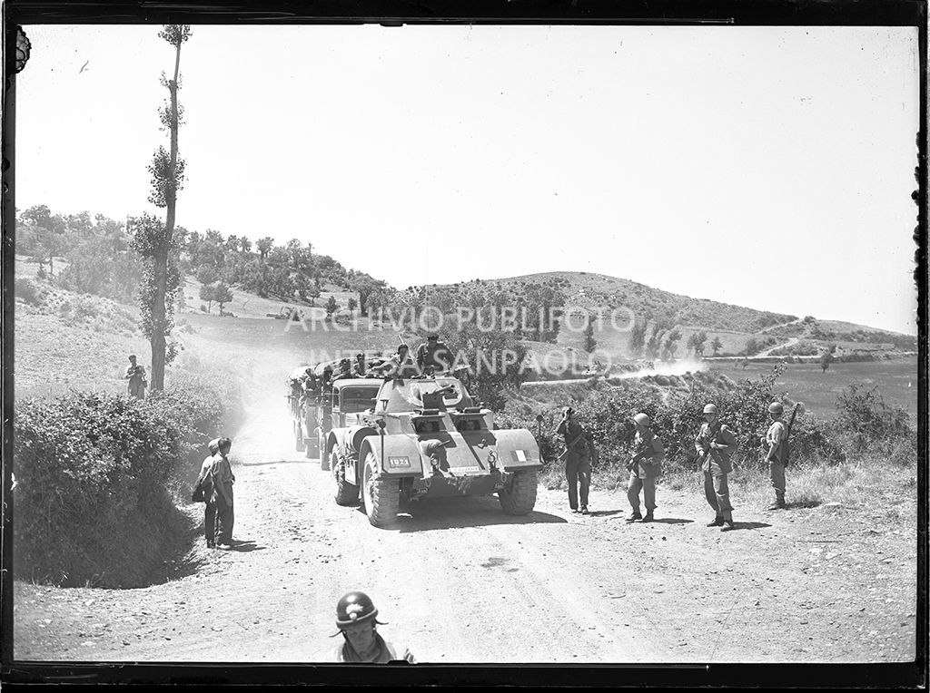 Militari nei pressi di Abbadia San Salvatore nei giorni successivi alla tentata insurrezione e all'uccisione di due ufficiali di polizia, dopo l'attentato a Palmiro Togliatti<br>42090