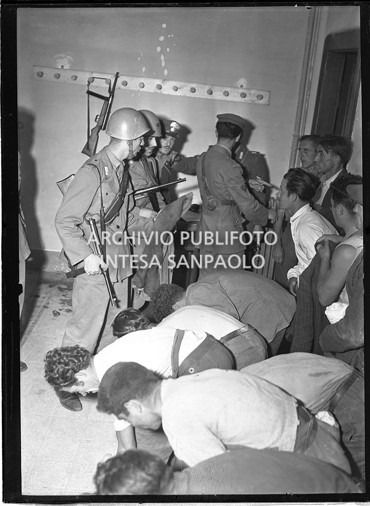 Perquisizioni ad Abbadia San Salvatore seguite alla tentata insurrezione e all'uccisione di due ufficiali di polizia, dopo l'attentato a Palmiro Togliatti<br>42091