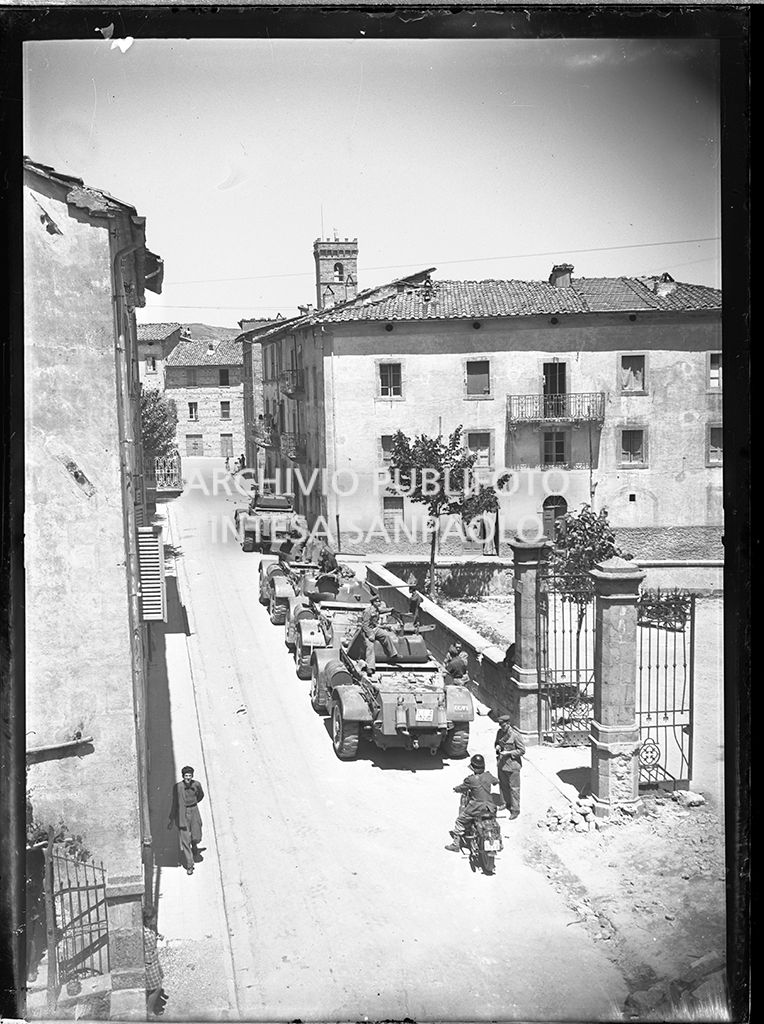 Ingresso ad Abbadia San Salvatore di carri armati con militari a bordo in seguito alla tentata insurrezione e all'uccisione di due ufficiali di polizia, dopo l'attentato a Palmiro Togliatti<br>42092
