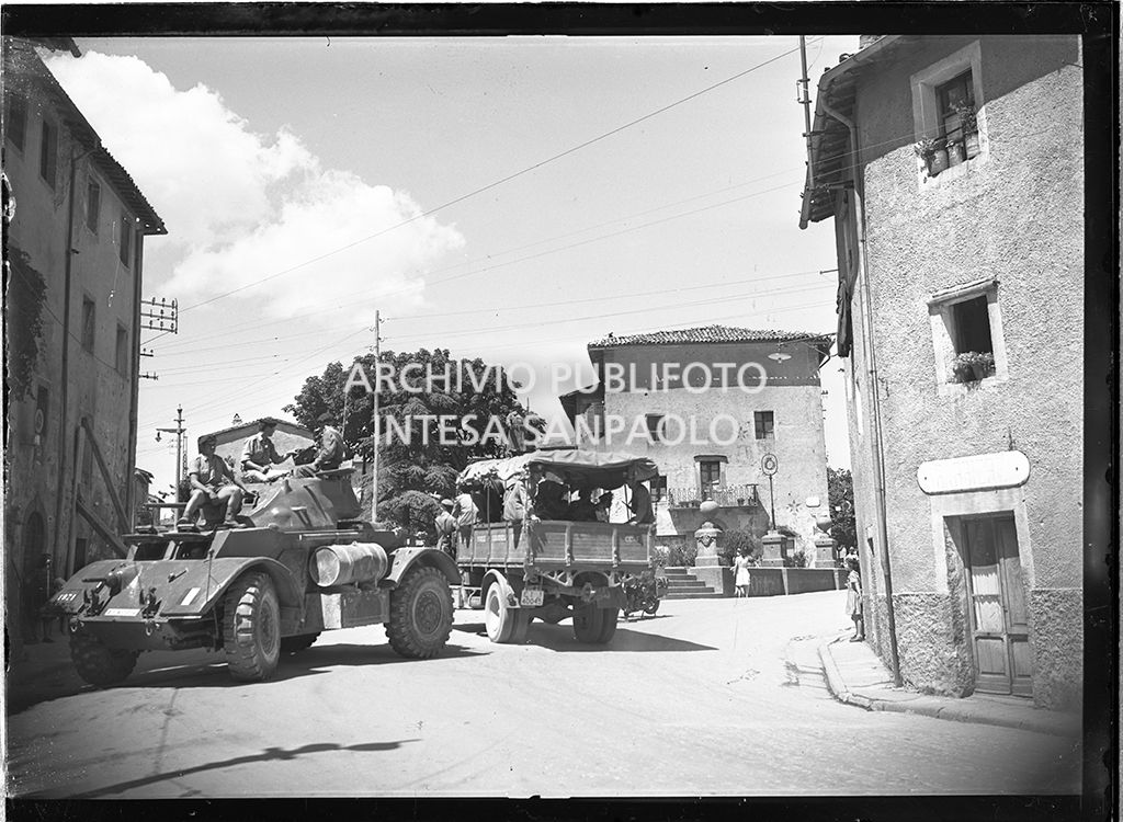 Ingresso ad Abbadia San Salvatore di carri armati e autocarri con militari a bordo in seguito alla tentata insurrezione e all'uccisione di due ufficiali di polizia, dopo l'attentato a Palmiro Togliatti<br>42093