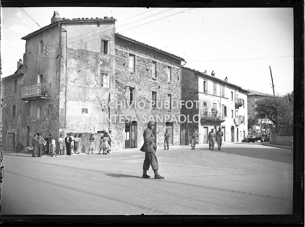 Militari ad Abbadia San Salvatore inviati in seguito alla tentata insurrezione e all'uccisione di due ufficiali di polizia, dopo l'attentato a Palmiro Togliatti<br>42094