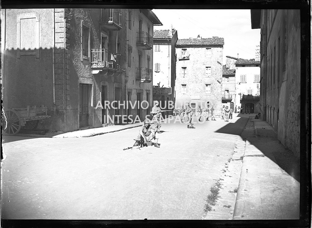 Militari ad Abbadia San Salvatore inviati in seguito alla tentata insurrezione e all'uccisione di due ufficiali di polizia, dopo l'attentato a Palmiro Togliatti<br>42095