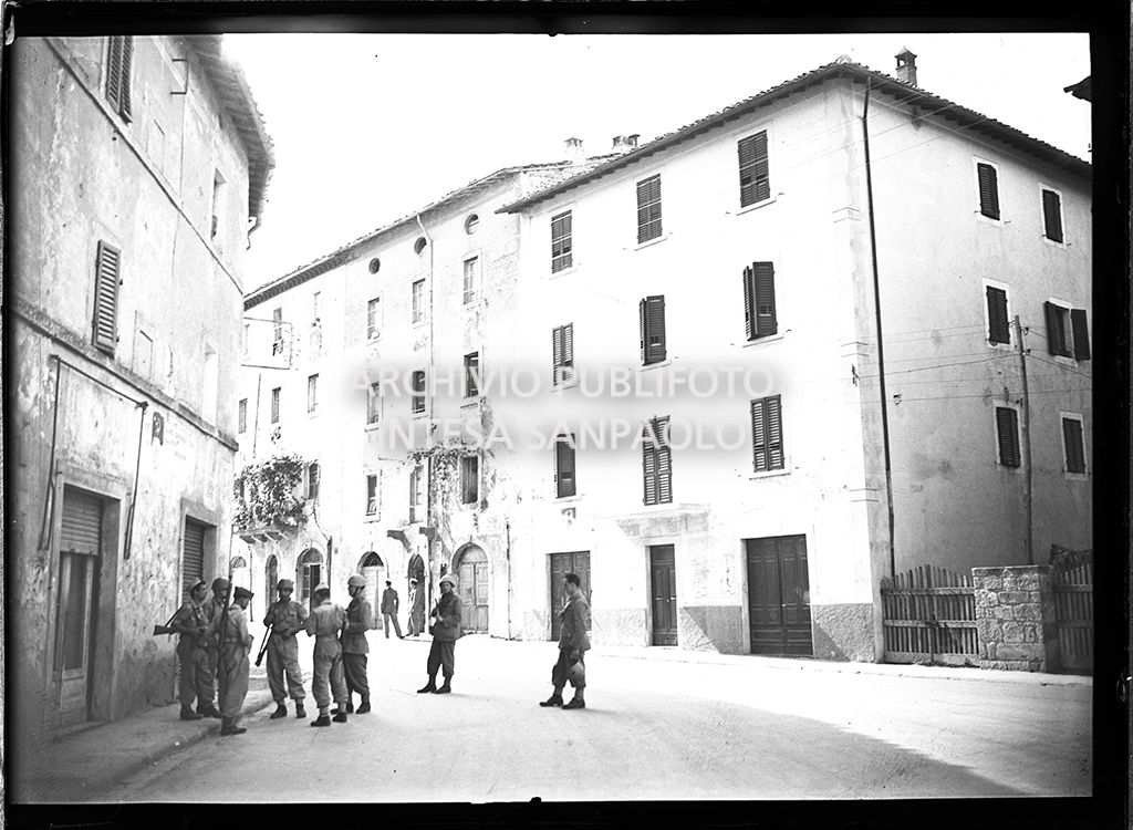Militari per le strade di Abbadia San Salvatoreinviati in seguito alla tentata insurrezione e all'uccisione di due ufficiali di polizia, dopo l'attentato a Palmiro Togliatti<br>42097