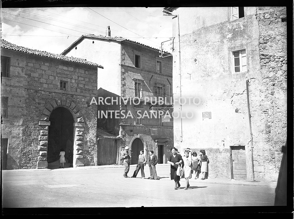 Gente per strada ad Abbadia San Salvatore; sulla sinistra un militare mandato nel paese insieme ad altri in seguito alla tentata insurrezione e all'uccisione di due ufficiali di polizia, dopo l'attentato a Palmiro Togliatti<br>42098