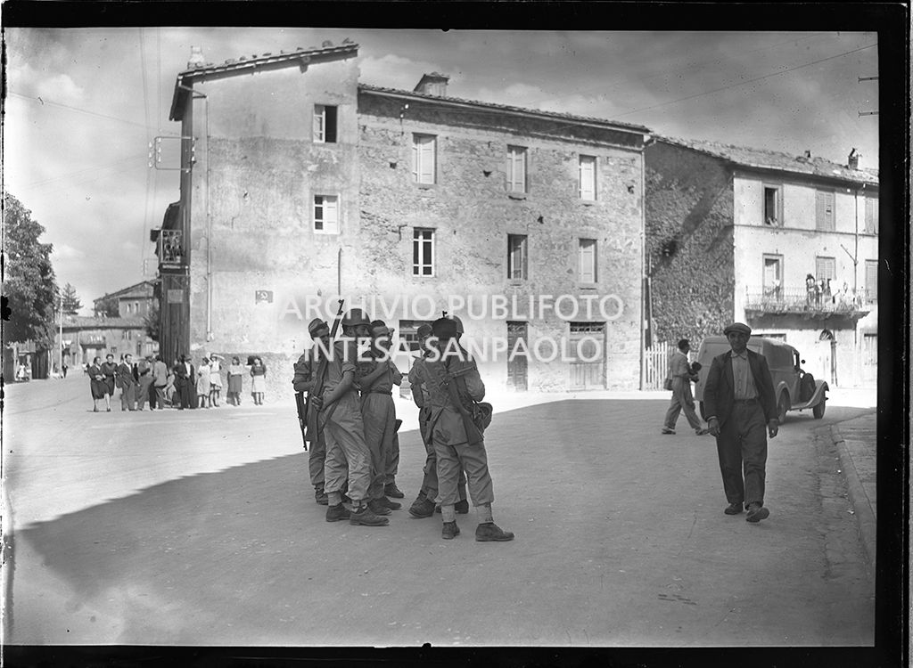 Militari per le strade di Abbadia San Salvatore nei giorni successivi alla tentata insurrezione e all'uccisione di due ufficiali di polizia, dopo l'attentato a Palmiro Togliatti<br>42099