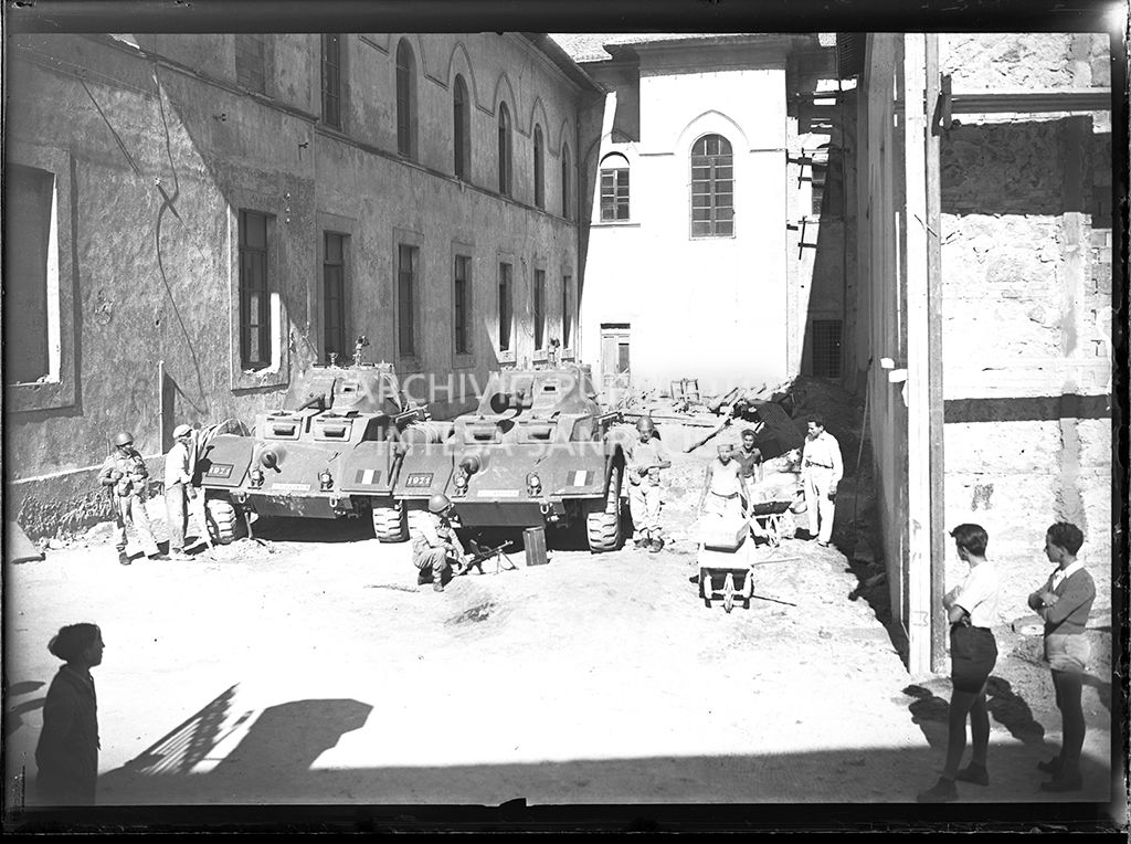 Carri armati per le strade di Abbadia San Salvatore nei giorni successivi alla tentata insurrezione e all'uccisione di due ufficiali di polizia, dopo l'attentato a Palmiro Togliatti<br>42100