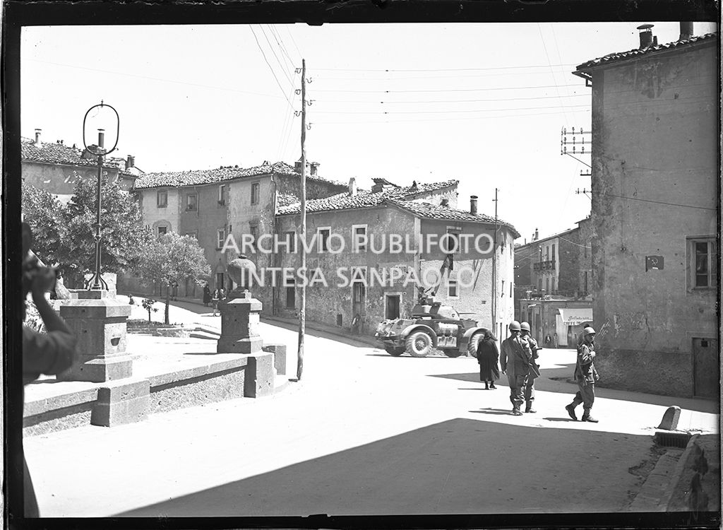 Carro armato e militari per le strade di Abbadia San Salvatore nei giorni successivi alla tentata insurrezione e all'uccisione di due ufficiali di polizia, dopo l'attentato a Palmiro Togliatti<br>42101