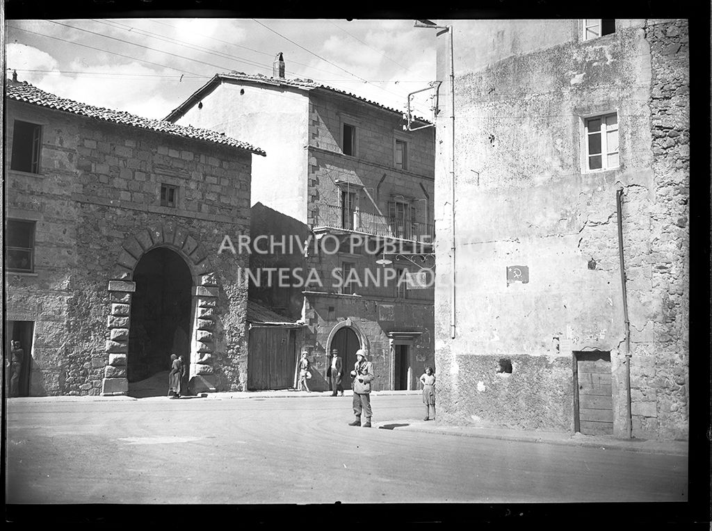 Militare per strada di Abbadia San Salvatore nei giorni successivi alla tentata insurrezione e all'uccisione di due ufficiali di polizia, dopo l'attentato a Palmiro Togliatti<br>42102