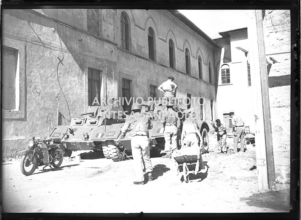 Carri armati per le strade di Abbadia San Salvatore nei giorni successivi alla tentata insurrezione e all'uccisione di due ufficiali di polizia, dopo l'attentato a Palmiro Togliatti<br>42103