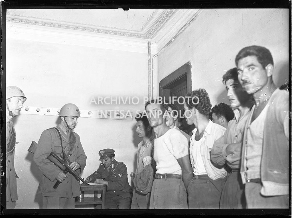 Arresti ad Abbadia San Salvatore in seguito alla tentata insurrezione e all'uccisione di due ufficiali di polizia, dopo l'attentato a Palmiro Togliatti<br>42104