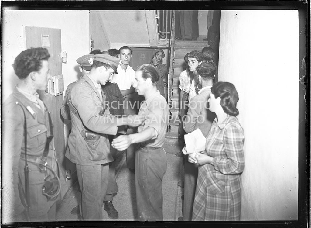 Perquisizioni ad Abbadia San Salvatore seguite alla tentata insurrezione e all'uccisione di due ufficiali di polizia, dopo l'attentato a Palmiro Togliatti<br>42108