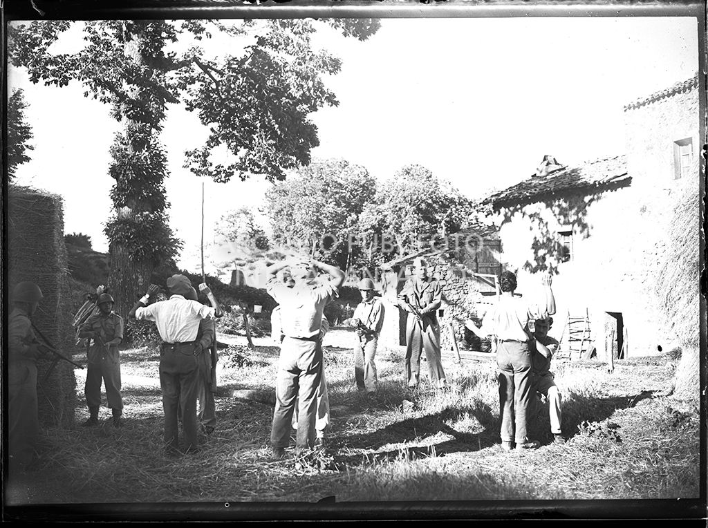 Perquisizioni ad Abbadia San Salvatore seguite alla tentata insurrezione e all'uccisione di due ufficiali di polizia, dopo l'attentato a Palmiro Togliatti<br>42109