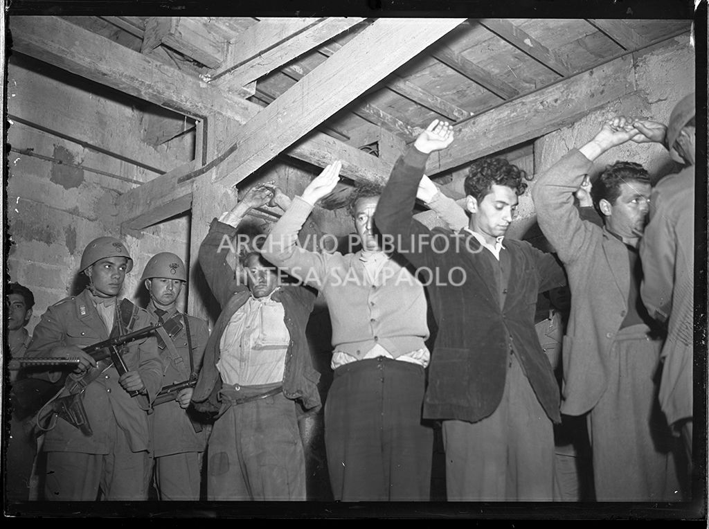 Perquisizioni ad Abbadia San Salvatore seguite alla tentata insurrezione e all'uccisione di due ufficiali di polizia, dopo l'attentato a Palmiro Togliatti<br>42111