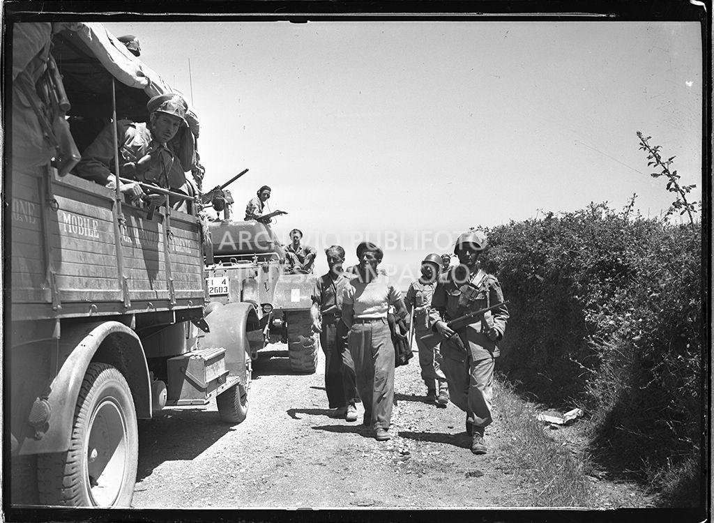 Operazioni di rastrellamento, ad Abbadia San Salvatore, seguite alla tentata insurrezione e all'uccisione di due ufficiali di polizia, dopo l'attentato a Palmiro Togliatti<br>42112
