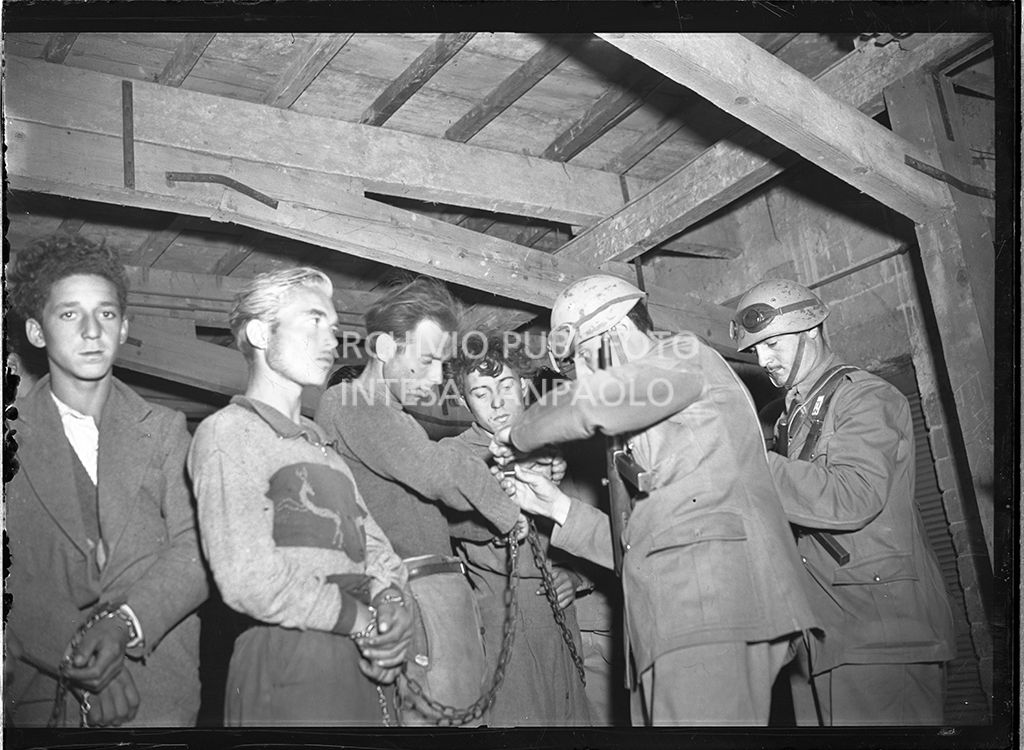 Arresti ad Abbadia San Salvatore in seguito alla tentata insurrezione e all'uccisione di due ufficiali di polizia, dopo l'attentato a Palmiro Togliatti<br>42114