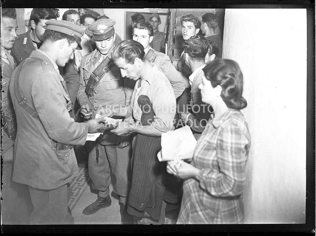 Perquisizioni ad Abbadia San Salvatore in seguito alla tentata insurrezione e all'uccisione di due ufficiali di polizia, dopo l'attentato a Palmiro Togliatti<br>42115