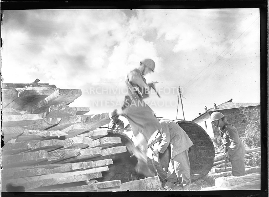 Perquisizioni ad Abbadia San Salvatore in seguito alla tentata insurrezione e all'uccisione di due ufficiali di polizia, dopo l'attentato a Palmiro Togliatti<br>42116