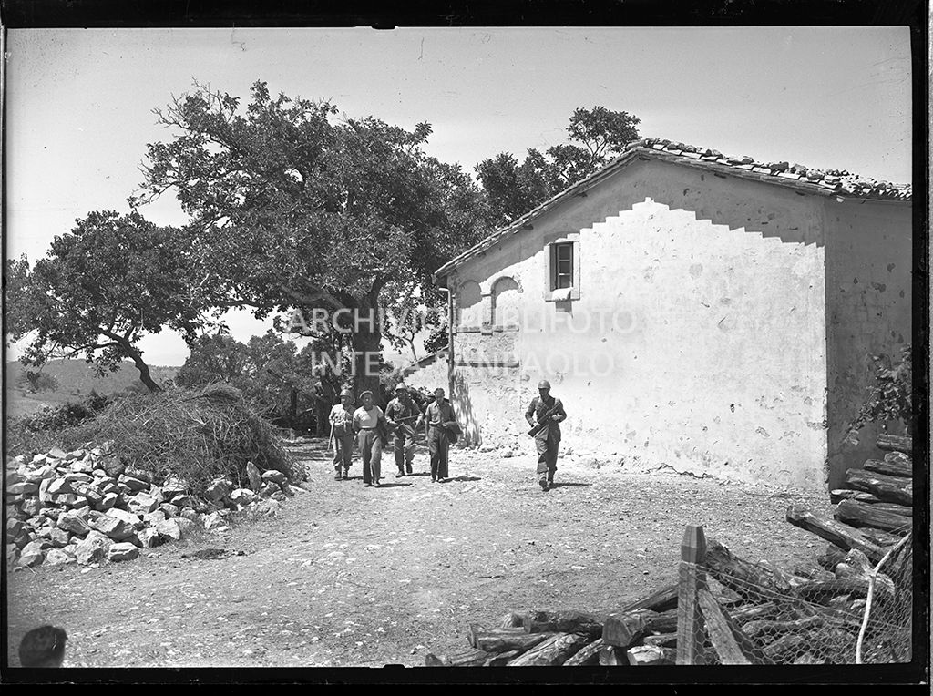 Arresti ad Abbadia San Salvatore in seguito alla tentata insurrezione e all'uccisione di due ufficiali di polizia, dopo l'attentato a Palmiro Togliatti<br>42118