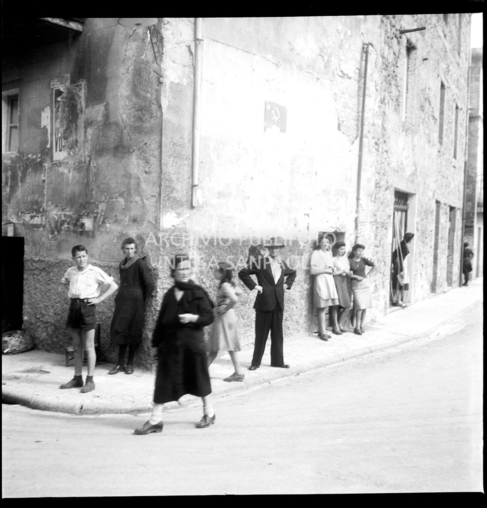 Gente per strada ad Abbadia San Salvatore nei giorni successivi alla tentata insurrezione e all'uccisione di due ufficiali di polizia, dopo l'attentato a Palmiro Togliatti<br>42122