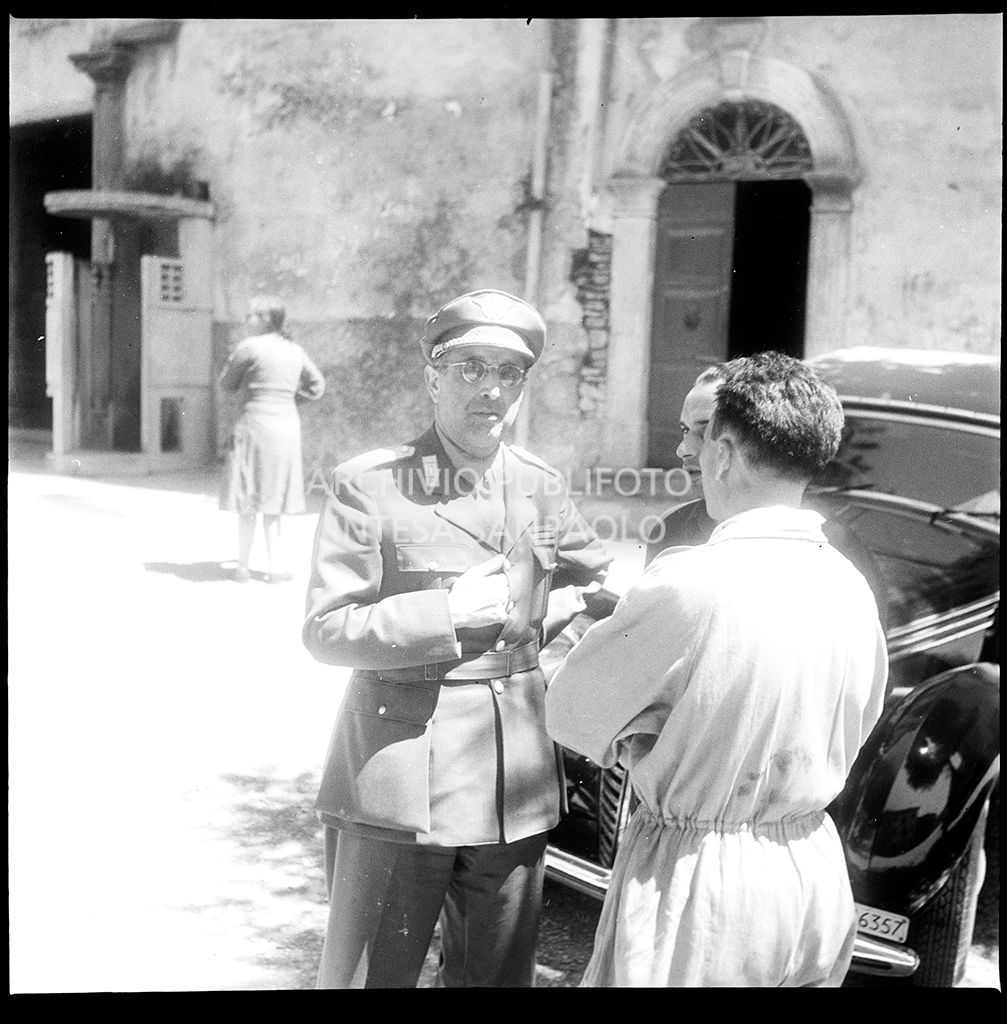 Un militare a Abbadia San Salvatore nei giorni successivi alla tentata insurrezione e all'uccisione di due ufficiali di polizia, dopo l'attentato a Palmiro Togliatti<br>42126