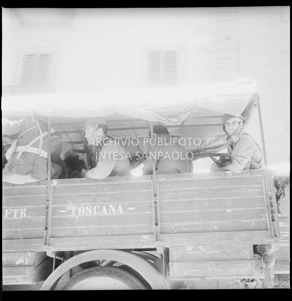 Militari a Abbadia San Salvatore inviati nei giorni successivi alla tentata insurrezione e all'uccisione di due ufficiali di polizia, dopo l'attentato a Palmiro Togliatti<br>42127