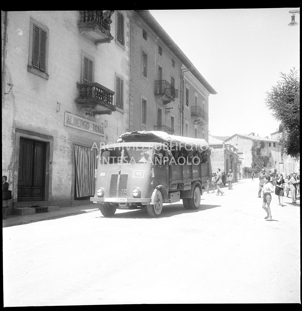 Militari a bordo di un autocarro a Abbadia San Salvatore nei giorni successivi alla tentata insurrezione e all'uccisione di due ufficiali di polizia, dopo l'attentato a Palmiro Togliatti<br>42128