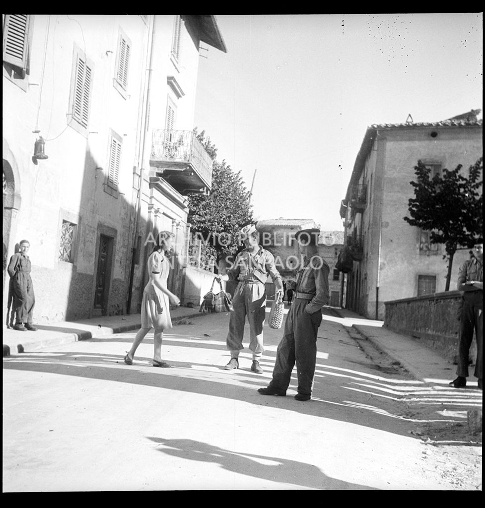 Due militari per strada ad Abbadia San Salvatore nei giorni successivi alla tentata insurrezione e all'uccisione di due ufficiali di polizia, dopo l'attentato a Palmiro Togliatti<br>42138