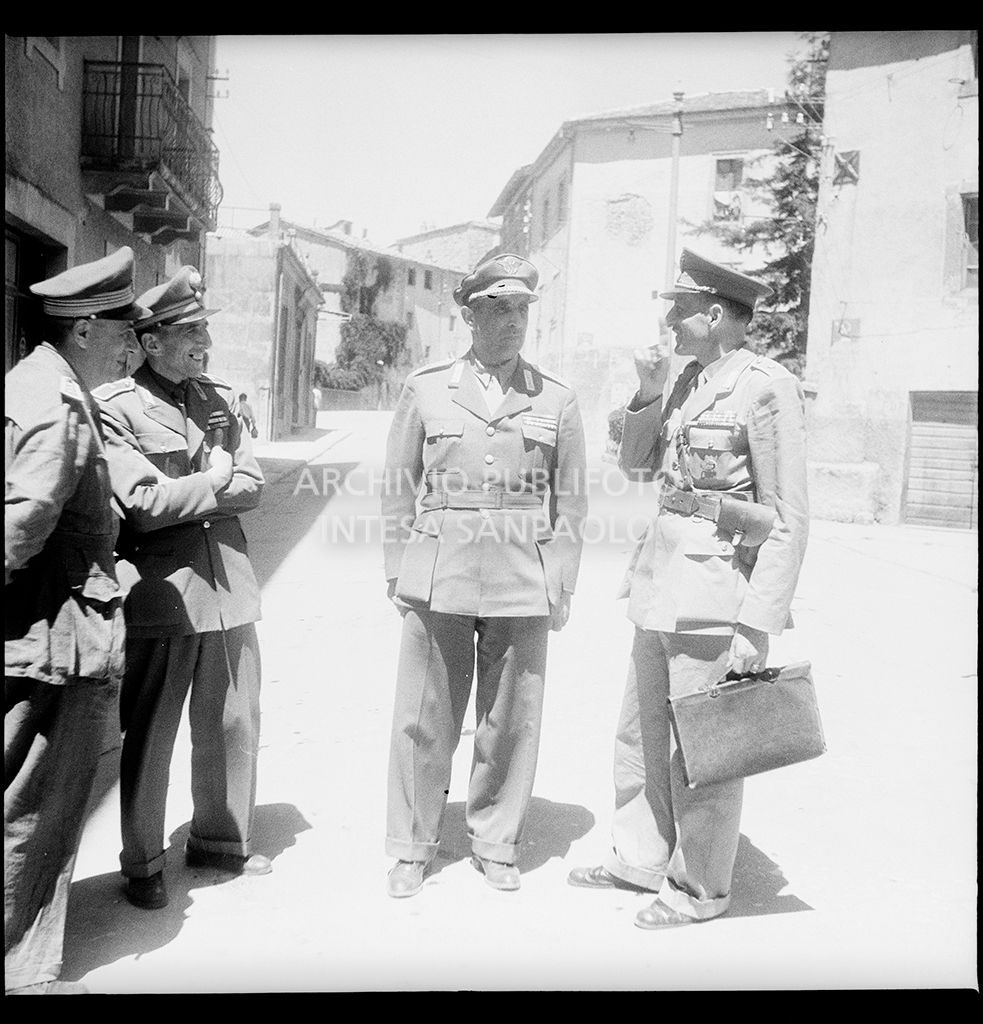 Militari per strada ad Abbadia San Salvatore nei giorni successivi alla tentata insurrezione e all'uccisione di due ufficiali di polizia, dopo l'attentato a Palmiro Togliatti<br>42139