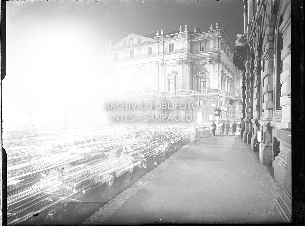 Scorcio notturno del Teatro alla Scala e del monumento a Leonardo da Vinci, in occasione della serata inaugurale della stagione lirica 1957-1958 con l'opera di Giuseppe Verdi "Un ballo in maschera", diretta da Gianandrea Gavazzeni e con la regia di Margherita Wallmann