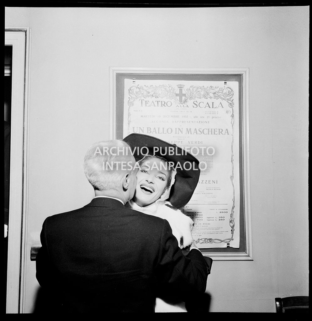Maria Callas e Antonio Ghiringhelli al Teatro alla Scala in occasione dell'inaugurazione della stagione lirica 1957-1958 con l'opera "Un ballo in maschera", di Giuseppe Verdi, diretta da Gianandrea Gavazzeni e la regia di Margherita Wallmann