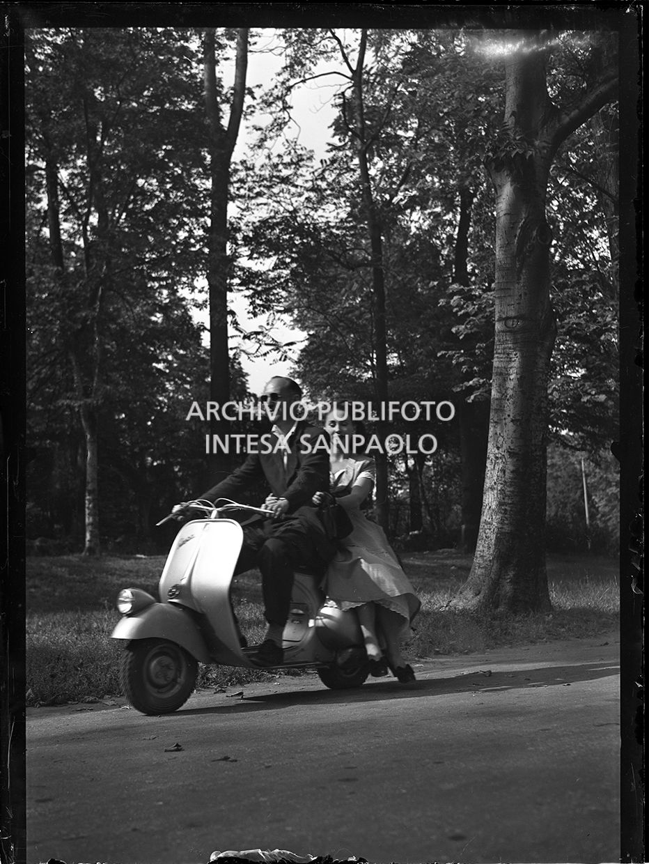 Belle ragazze su automobile, Vespa, Lambretta