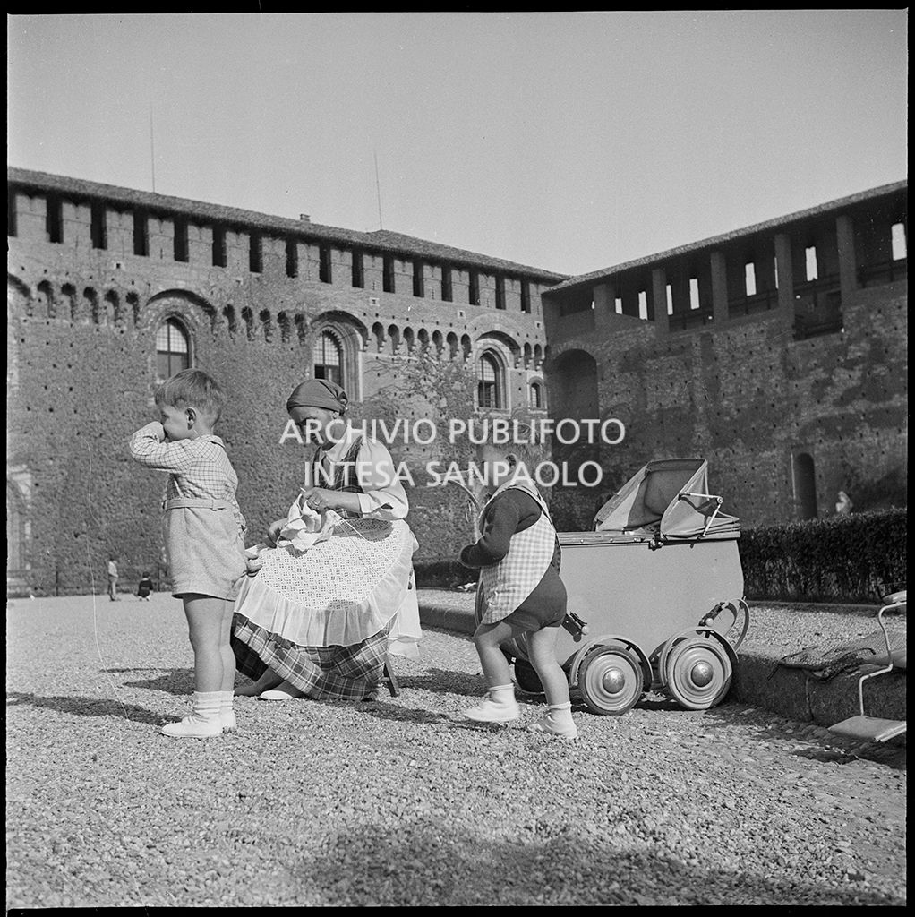 Bimbi. Bambini con mamme e balie ai giardini e al castello