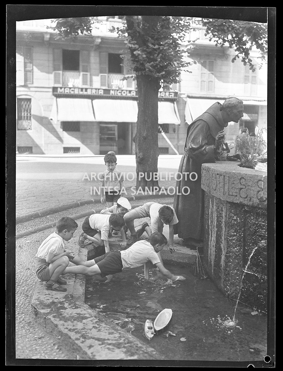Bambini giocano a ridosso della fontana di San Francesco in piazza Sant'Angelo a Milano