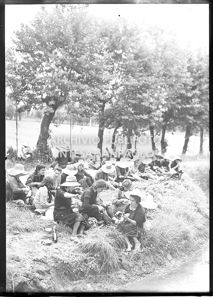 Mondine in pausa pranzo<br>4506