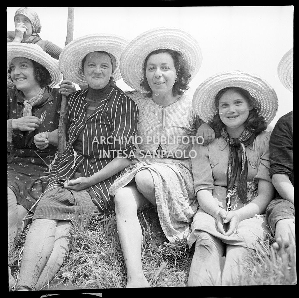 Mondine in posa in una pausa dal lavoro<br>4515