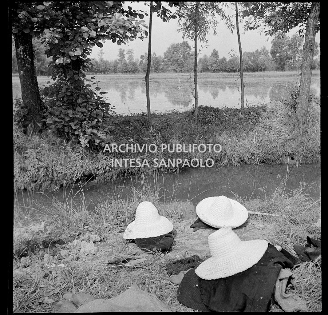 Indumenti da lavoro delle mondine appoggiati in un campo<br>4523