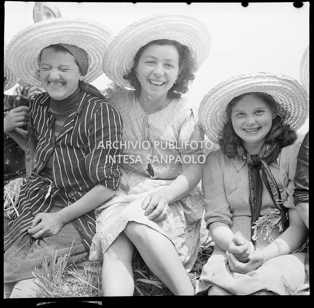 Mondine in posa in una pausa dal lavoro<br>4543