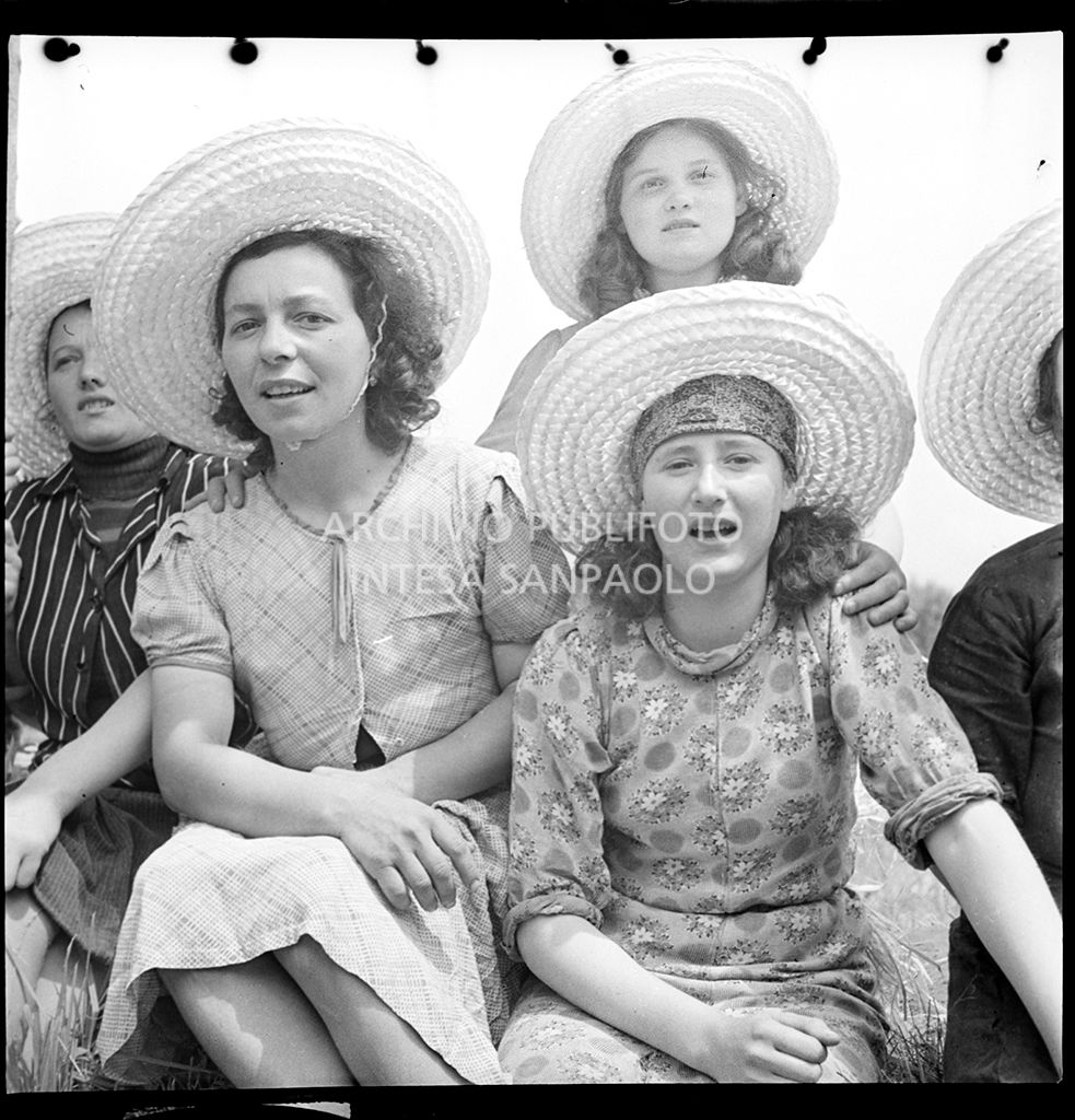 Mondine in posa in una pausa dal lavoro<br>4582