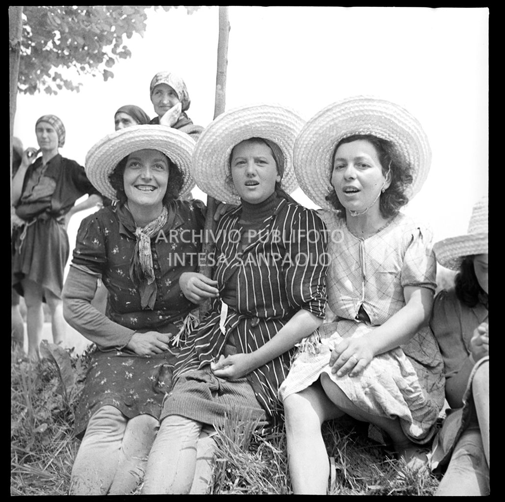 Mondine in posa in una pausa dal lavoro<br>4588