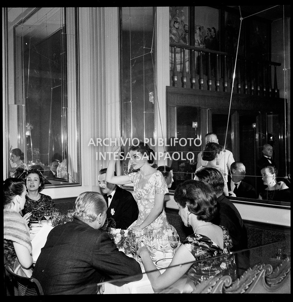 Maria Callas al ristorante dopo aver interpretato l'opera "Il pirata" di Vincenzo Bellini al Teatro alla Scala