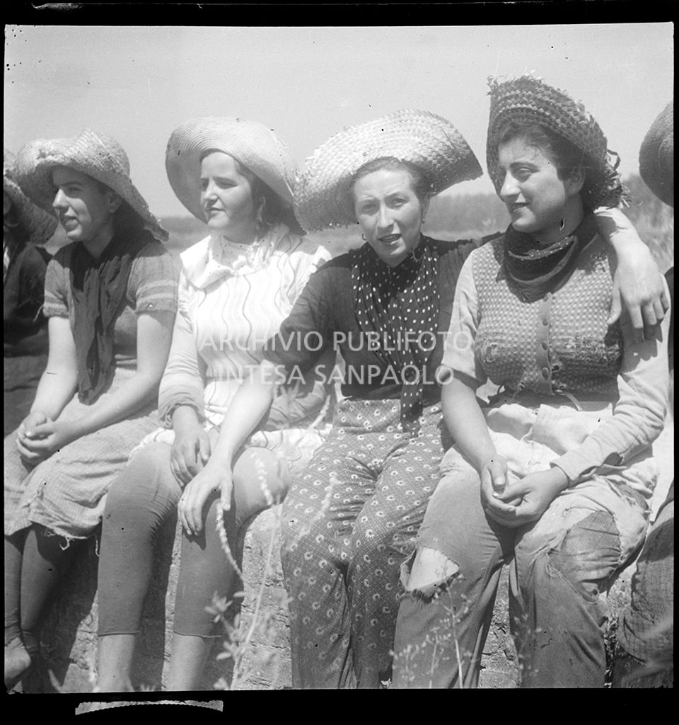 Mondine in posa in una pausa dal lavoro<br>4598