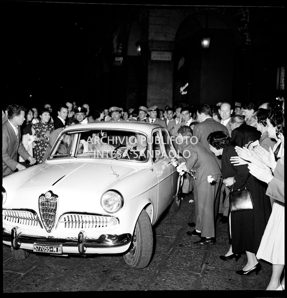 Maria Callas lascia il Teatro alla Scala in automobile, dopo aver interpretato l'opera "Il pirata" di Vincenzo Bellini