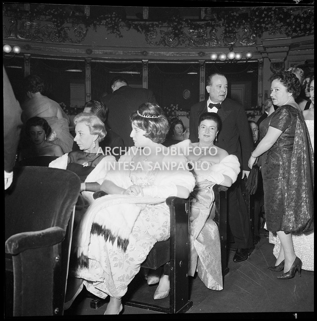 La platea del Teatro alla Scala, gremita di gente, in occasione della serata inaugurale della stagione lirica 1958-1959 con l'opera "Turandot", di Giacomo Puccini, diretta da Antonino Votto con la regia di Margherita Wallmann