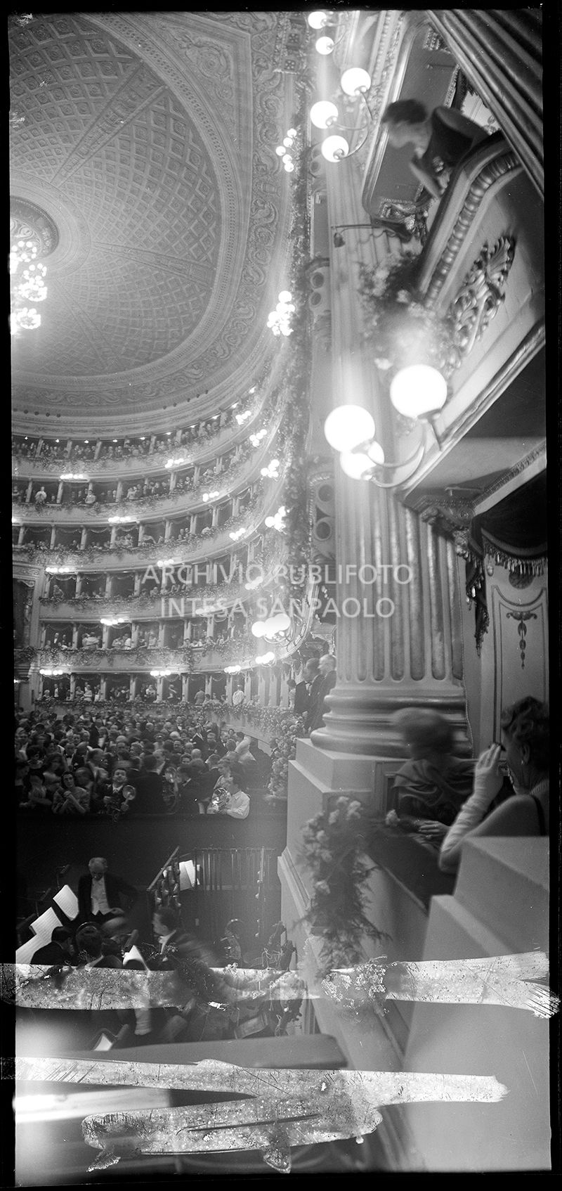 Visita dal palcoscenico del Teatro alla Scala sui palchi e la fossa dell'orchestra in occasione della serata inaugurale della stagione lirica 1958-1959 con l'opera "Turandot", di Giacomo Puccini, diretta da Antonino Votto con la regia di Margherita Wallmann