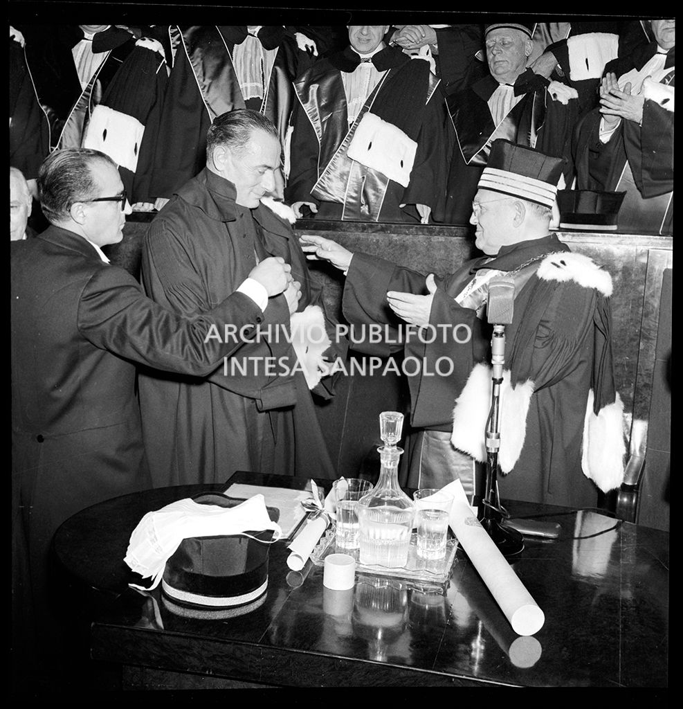 Conferimento della laurea "honoris causa" in Ingegneria Chimica all'ing.  Mattei da parte dell'Università di Bologna