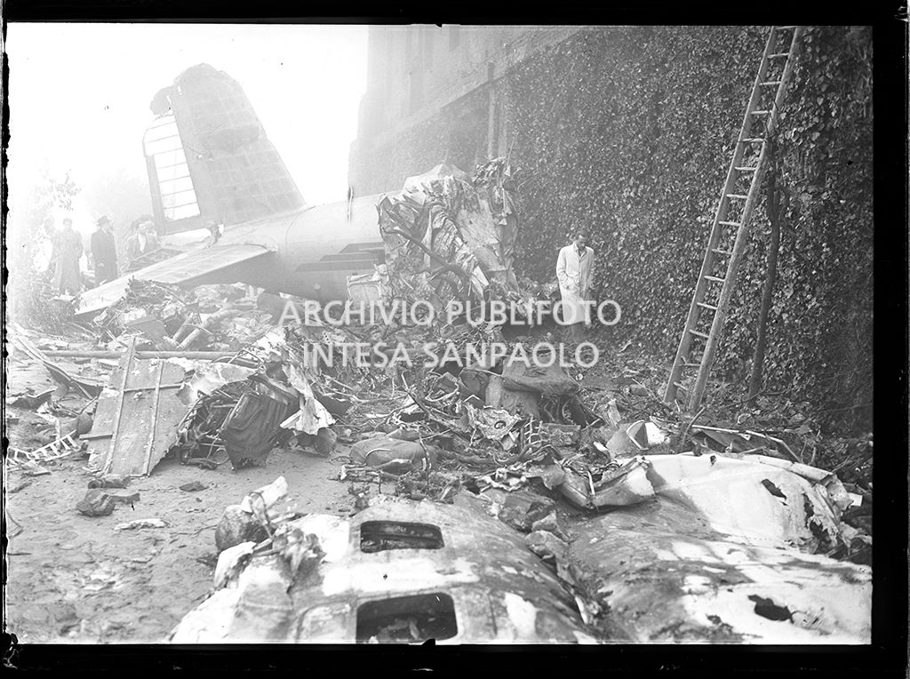 Rottami sul luogo del disastro aereo<br>52056