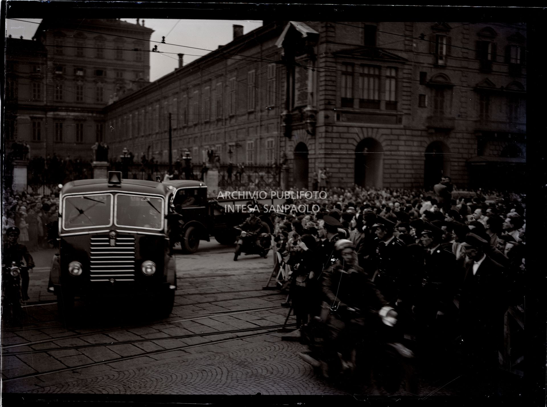 Il trasporto delle bare a Palazzo Madama<br>52070