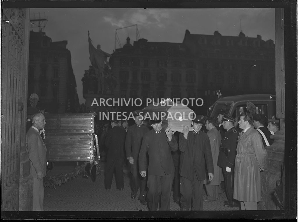 Il trasporto delle bare a Palazzo Madama<br>52071