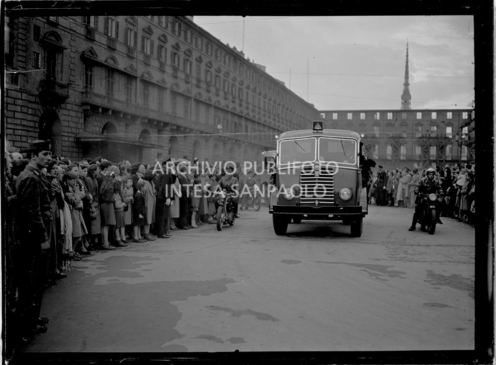 Il trasporto delle bare a Palazzo Madama<br>52072